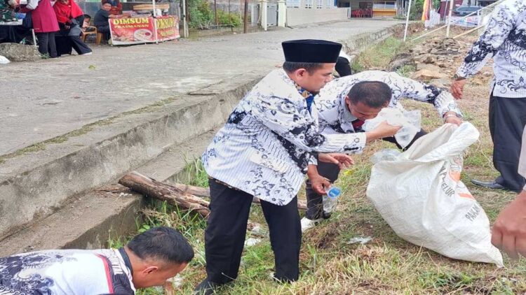 Wabup Solok memimpin aksi bersih-ersih di lapangan bola Bukit Sundi. (Foto:Diskominfo Kabupaten Solok)