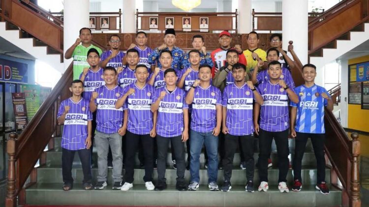Tim Sepakbola Guru Pariaman Siap Berlaga di PGRI Cup Solok 1 Tim sepakbola PGRI Pariaman akan mengikuti PGRI Cup di Kabupaten Solok. (Foto: Ist)