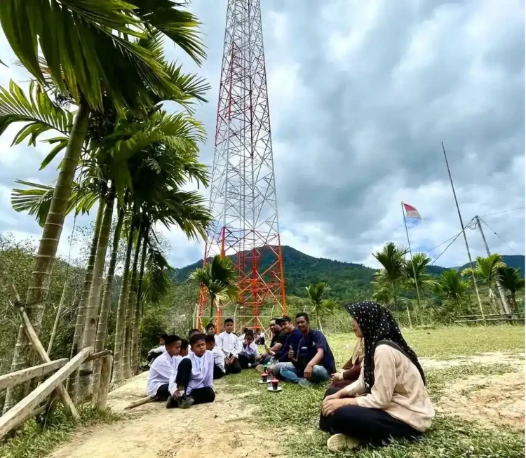 Masyarakat Nagari Garabak Data, Kabupaten Solok sudah menikmati sinyal telekomunikasi sejak berdirinya BTS Telkomsel. (Foto: Ist)