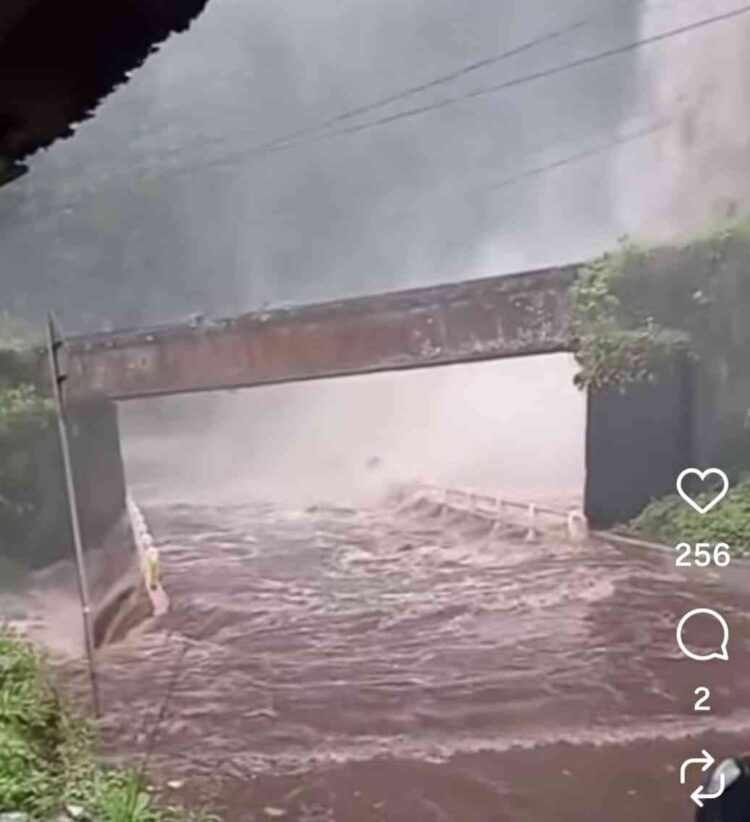 Jalan Padang-Bukittinggi tak bisa dilalui akibat meluapnya air terjun Lembah Anai. (Tangkapan layar video)