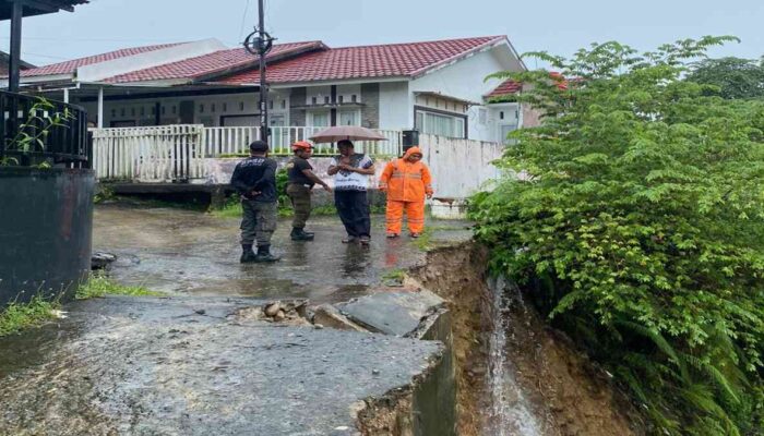 Hujan Lebat Picu Longsor Tebing di Lubuk Kilangan, Warga Diminta Waspada