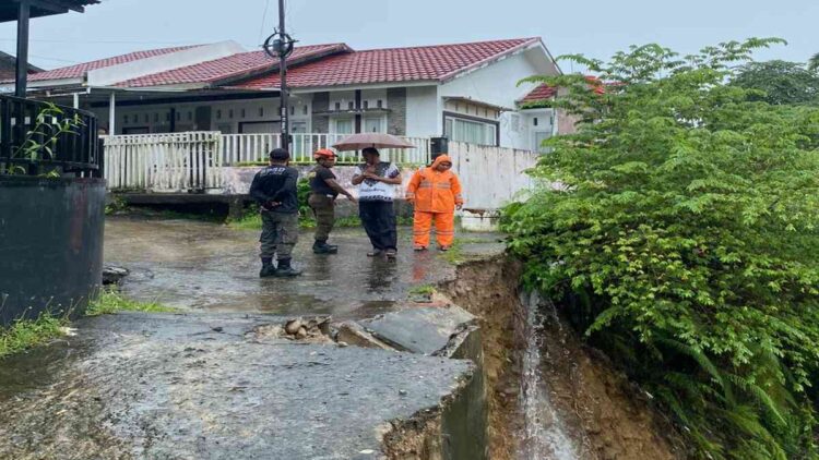 Tebing di daerah Pondok Ranah Minang RT 002 RW 05, Kelurahan Koto Lalang, Kecamatan Lubuk Kilangan, Kota Padang mengalami longsor. (Foto: BPBD Padang)