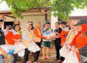 Andre Rosiade Salurkan Ribuan Nasi Bungkus untuk Warga Terdampak Banjir di Padang