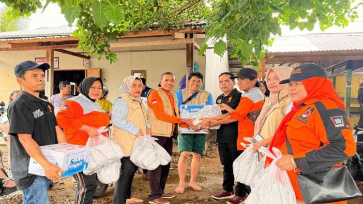 Andre Rosiade Salurkan Ribuan Nasi Bungkus untuk Warga Terdampak Banjir di Padang 1 Tim Andre Rosiade menyalurkan ribuan nasi bungkus kepada warga terdampak banjir di Kota Padang. (Foto: Tim Andre)