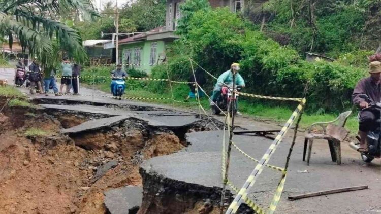 Banjir, Longsor, dan Angin Kencang Meluas ke 13 Kecamatan di Agam 1 Kondisi jalan terputus di Kabupaten Agam dampak curah hujan tinggi. Dok ANTARA/Yusrizal