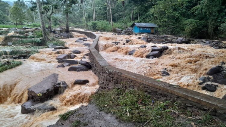 Ilustrasi: Akses warga di nagari Koto Ilalang, Kecamatan Kubung, Kabupaten Solok, Sumatera Barat yang putus akibat terdampak banjir bandang. (Diskominfo Kabupaten Solok)