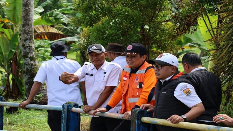 Pemko Pariaman meninjau bendungan irigasi di Desa Cubadak Mentawai. (Foto: Ist)
