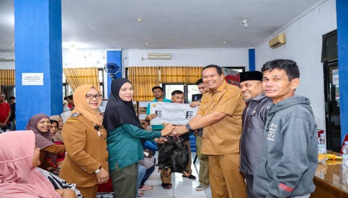 Dorong Ketahanan Pangan, Pemko Pariaman Salurkan Bantuan Ayam ke Masyarakat