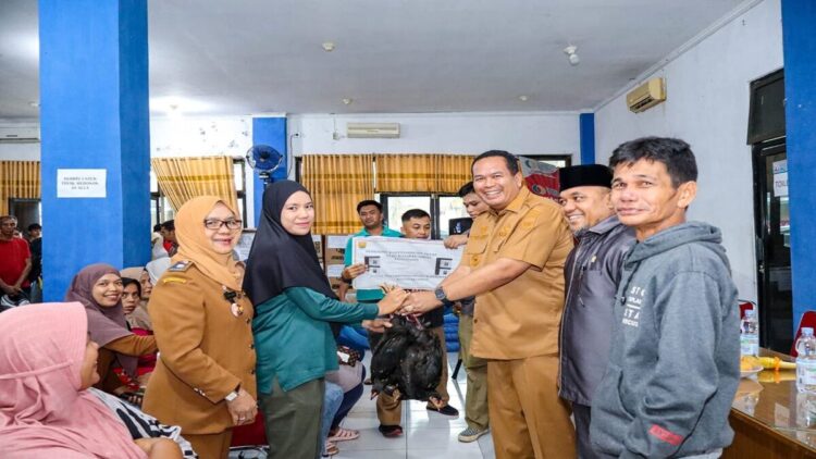 Wako Pariaman Yota Balad menyerahkan bantuan ayam buras kepada warga. (Foto: Ist)