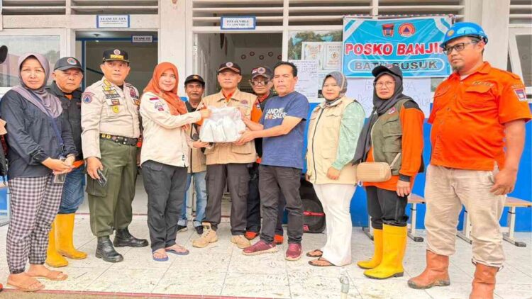 Andre Rosiade kembali Distribusikan Ribuan Nasi Bungkus untuk Warga Terdampak Banjir dan Longsor di Kota Padang 1 Tim Andre Rosiade menyalurkan ribuan nasi bungkus untuk warga terdampak banjir salah satunya di Kelurahan Lambung Bukit. (Foto: Tim AR)