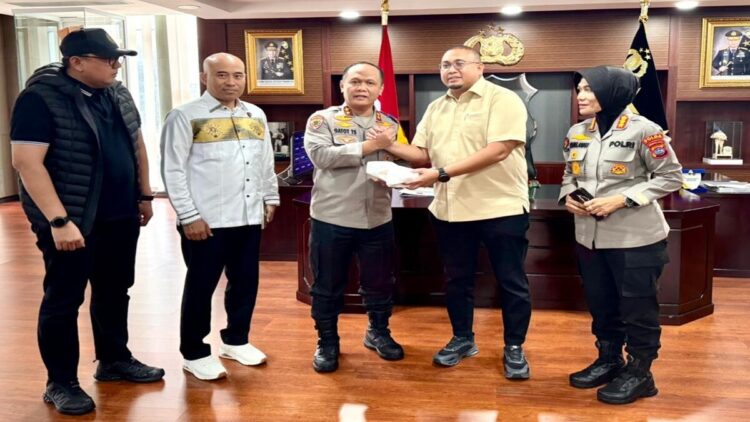 Andre Rosiade menyerahkan bantuan Rp100 juta untuk membangun dapur umum korban banjir dan longsor. (Foto: Tim AR)