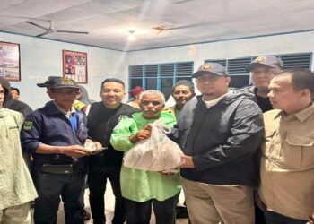 Andre Rosiade Kunjungi 7 Titik Banjir di Padang, Bagikan Ribuan Nasi Bungkus dan Bantuan Tunai