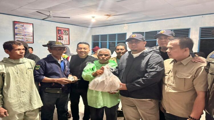 Andre Rosiade meninjau lokasi banjir dan membagikan nasi bungkus serta bantuan uang tunai. (Foto: Tim AR)