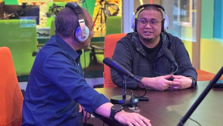 Andre Rosiade dalam dialog di Kantor RRI Padang, Jumat (28/11/2025). (Foto: Tim AR)
