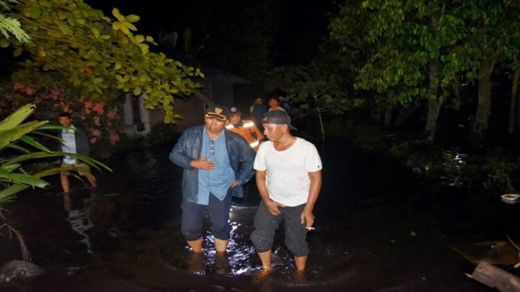 Wawako Pariaman Mulyadi meninjau permukiman warga yang terendam banjir. (Foto: Ist)