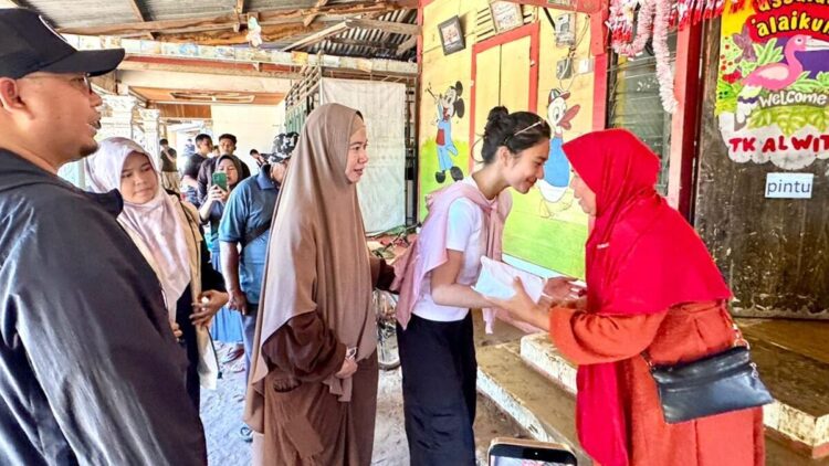 Azizah, Putri Andre Rosiade Bantu Rp50 Juta untuk Pembangunan Kembali TK yang Terkena Banjir Bandang di Kuranji 1 Azizah memberikan bantuan untuk pembangunan kembali TK terdampak banjir di Kuranji, Padang. (Foto: Tim AR)