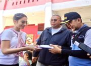 Azizah, Putri Andre Rosiade Bagikan Ribuan Nasi Bungkus dan Sembako untuk Korban Banjir di Pauh Padang