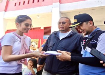 Azizah, Putri Andre Rosiade Bagikan Ribuan Nasi Bungkus dan Sembako untuk Korban Banjir di Pauh Padang