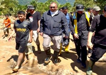 Andre Rosiade Bawa Alat Berat Normalisasi Sungai Pascabanjir, Desak Gubernur Pimpin Penindakan Pembalakan Liar