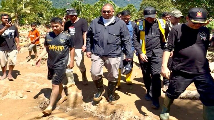 Andre Rosiade meninjau lokasi bencana di Kuranji, Kota Padang. (Foto: Tim AR)