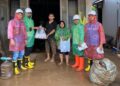 YBM PLN UP3 Padang serahkan bantuan untuk warga yang terdampak banjir di Padang. (dok. istimewa)