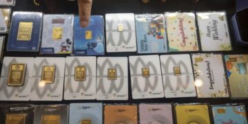 Pegawai menunjukkan pajangan emas cetakan Antam PT Pegadaian (Persero). (ANTARA FOTO/BASRI MARZUKI)