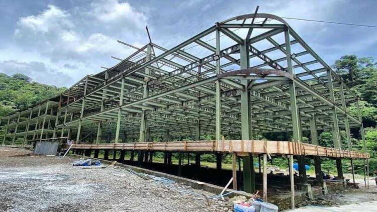 Bangunan rangka di sempadan sungai kawasan Lembah Anai. (dok. istimewa)