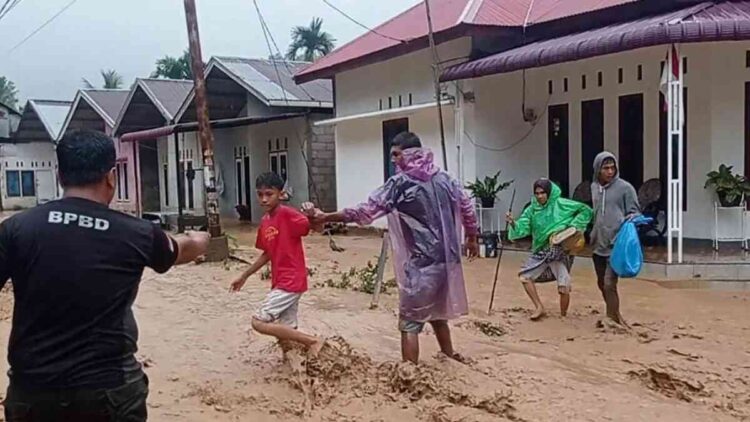 BPBD Kota Padang mengevakuasi warga di daerah Batu Busuk, Kecamatan Pauh yang terkepung banjir pada Selasa (25/11/2025). Antara/HO-Humas BPBD Kota Padang