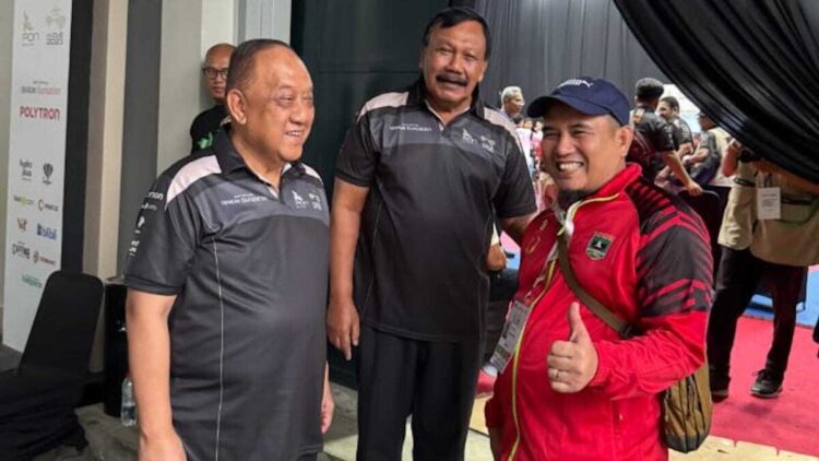 Dekan FIK UNP Prof Nurul Ikhsan (kanan) bersama Ketua Umum KONI Pusat Marciano Norman di sela-sela pelaksanaan PON Beladiri 2025 Kudus. (Foto dokumentasi)
