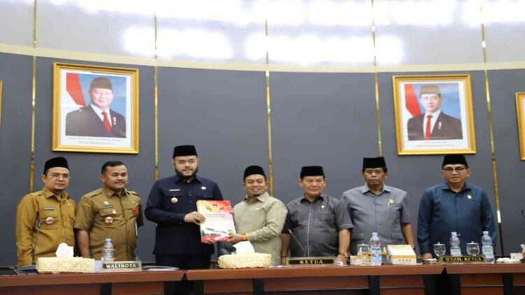 Pimpinan DPRD dan Wako Padang saat rapat paripurna DPRD Padang terkait Ranperda APBD 2026. (Foto: Ist)