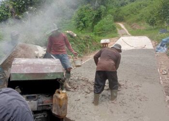 Gotong royong di Puncak Labuang yang diinisiasi Semen Padang. (dok. istimewa)
