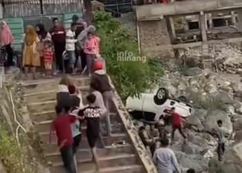 Minibus Terperosok ke Danau Singkarak Usai Menghantam Truk Molen