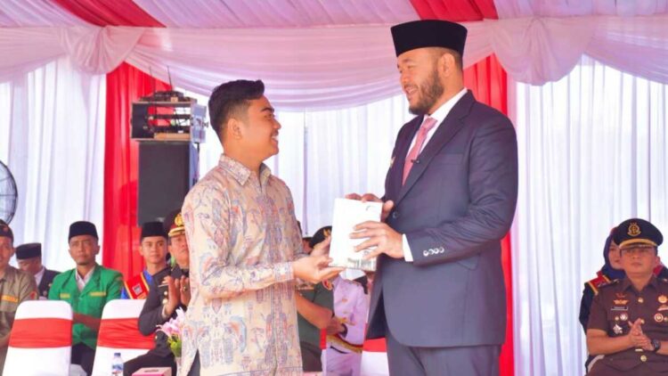 Wali Kota Padang Apresiasi Peluncuran Buku "Dari Pena ke Balaikota" Karya Thayyibal Syafiq 1 mantan wali kota cilik serahkan buku ke wali kota padang