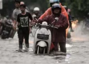 Hujan Deras dan Banjir? Ini Tips Aman Lewati Genangan Air Bagi Pengendara Motor
