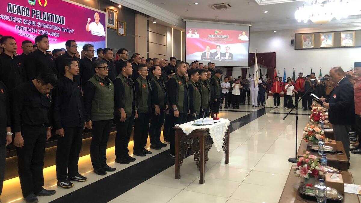 Pelantikan pengurus KONI Sumbar periode 2025-2029 oleh Ketum KONI Pusat Letjen (Purn) Marciano Norman di Auditorium Gubernur Sumbar, Kamis malam. (dok. Humas KONI)