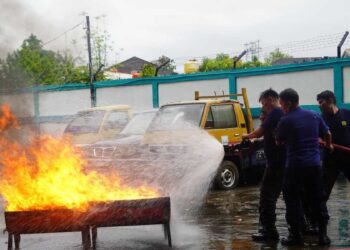 PLN UID Sumbar menggelarkan pelatihan tanggap bencana, salah satunya kebakaran. (dok. istimewa)