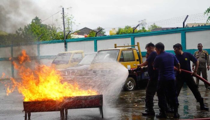 Semangat Hari Pahlawan, PLN UID Sumatera Barat Gelar Simulasi Tanggap Darurat Kebakaran
