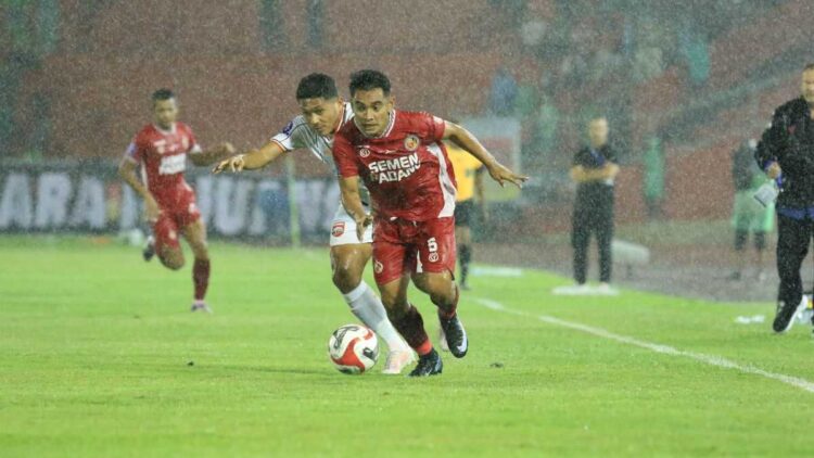 Kalah dari Borneo FC 0-2, Semen Padang FC Catatkan 8 Kekalahan Beruntun 1 pemain Semen Padang FC Ambrizal Umanailo melewati pemain Borneo FC