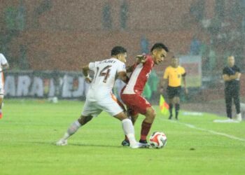 Pemain Semen Padang FC Ambrizal Umanailo berebut bola dengan pemain Borneo FC Fajar Fathur Rahman. (dok. MO SPFC)