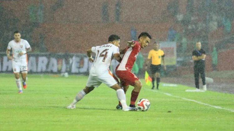 Pemain Semen Padang FC Ambrizal Umanailo berebut bola dengan pemain Borneo FC Fajar Fathur Rahman. (dok. MO SPFC)