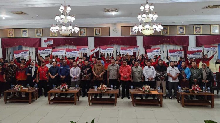 266 Atlet Sumbar Terima Rp9 Miliar Bonus Prestasi, Mahyeldi Minta Persiapan Porprov 2026 Dimatangkan 1 Penyerahan bonus atlet Sumbar. (dok. istimewa)