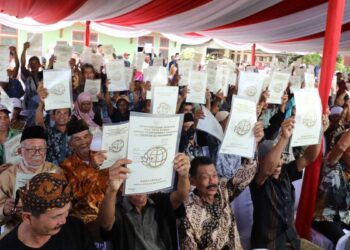 Penyerahan sertifikat tanah oleh Kementerian ATR/BPN untuk masyarakat. (dok. istimewa)