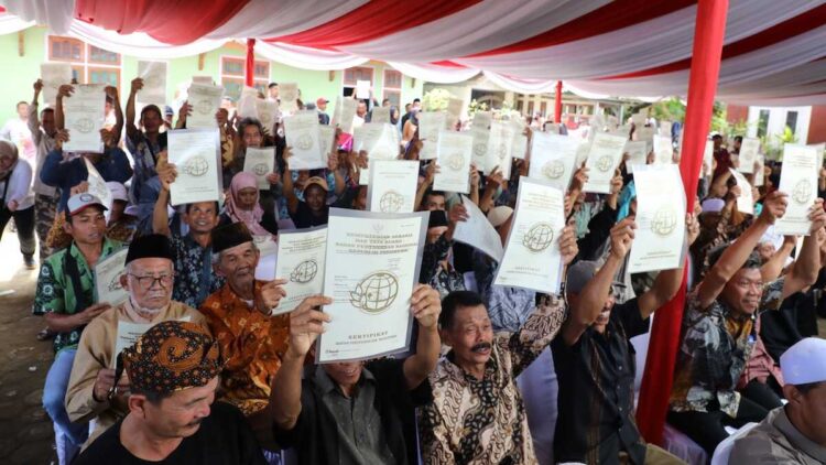 Penyerahan sertifikat tanah oleh Kementerian ATR/BPN untuk masyarakat. (dok. istimewa)