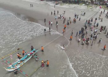 Dua Nelayan Ditemukan Selamat Usai Kapal Hilang Kontak di Perairan Tiku Agam 2 Proses evakuasi nelayan yang selamat saat kapalnya hilang di Perairan Tiku, Agam. (dok. Basarnas Padang)