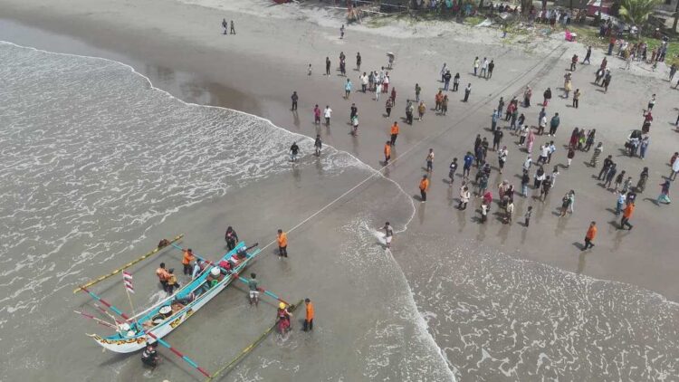 Proses evakuasi nelayan yang selamat saat kapalnya hilang di Perairan Tiku, Agam. (dok. Basarnas Padang)