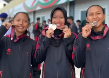 Dari kiri: Wilna Selvi, Dwi Allyne Imanda Suci, dan Alicia Nur Lativa. Ketiga atlet muda asal Sumbar jni menyumbang 4 medali untuk Timnas Indonesia di ajang 17th SEA U18 & U20 Athletics Championships 2025. (Foto Istimewa)