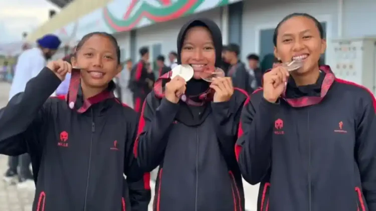 Tiga Atlet Sumbar Sumbang Empat Medali untuk Indonesia di Atletics Championships 2025 1 Dari kiri: Wilna Selvi, Dwi Allyne Imanda Suci, dan Alicia Nur Lativa. Ketiga atlet muda asal Sumbar jni menyumbang 4 medali untuk Timnas Indonesia di ajang 17th SEA U18 & U20 Athletics Championships 2025. (Foto Istimewa)