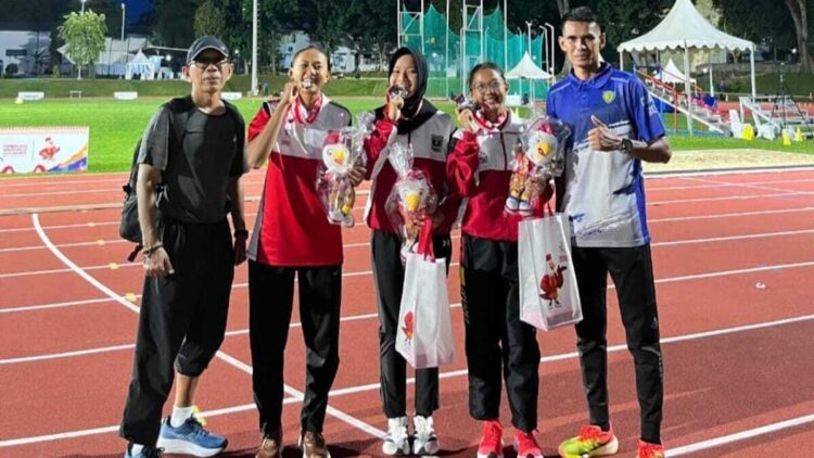 Tiga Atlet Sumbar Dipastikan Perkuat Timnas Indonesia di Kejuaraan SEA Youth 2025 1 Dari arah kiri pelatih atletik Sumbar Anwar, Wilna Selvi, Dwi Allyne Amanda Suci, Alicia Nur Latifa, dan pelatih Rori. Ketiga atletik ranah Minang itu ditunjuk mewakili Indonesia pada pada ajang 17th SEA U18 dan U20 Athletics Championships 2025. (Foto PASI Sumbar)