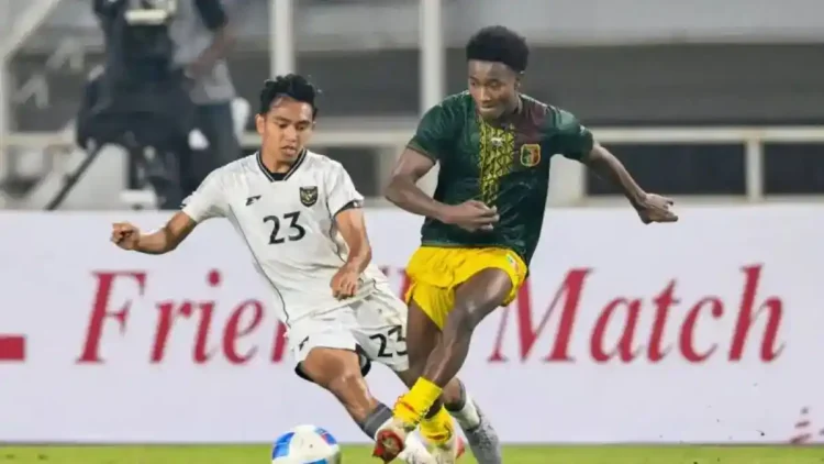 Pesepak bola Timnas Indonesia U-23 Dony Tri Pamungkas (kiri) berebut bola dengan pesepak bola Timnas Mali U-23 Hamidou Makalou (kanan) pada laga uji coba FIFA Match Day di Stadion Pakansari, Kabupaten Bogor, Jawa Barat, Selasa (18/11/2025). Timnas Indonesia U-23 bermain imbang melawan Mali dengan skor 2-2. ANTARA FOTO/Fauzan/foc. (ANTARA FOTO/FAUZAN)