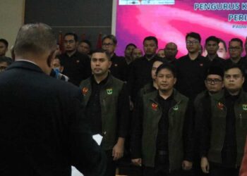 Trio komando KONI Sumbar saat dilantik Ketum KONI Pusat Marciano Norman. (dok. Humas KONI)